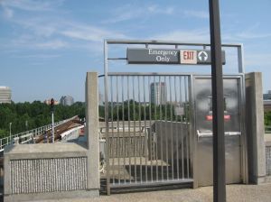 2012-08-22_GAAtlanta-MARTA-Train_DunwoodyStation-EndOfNorthPlatform